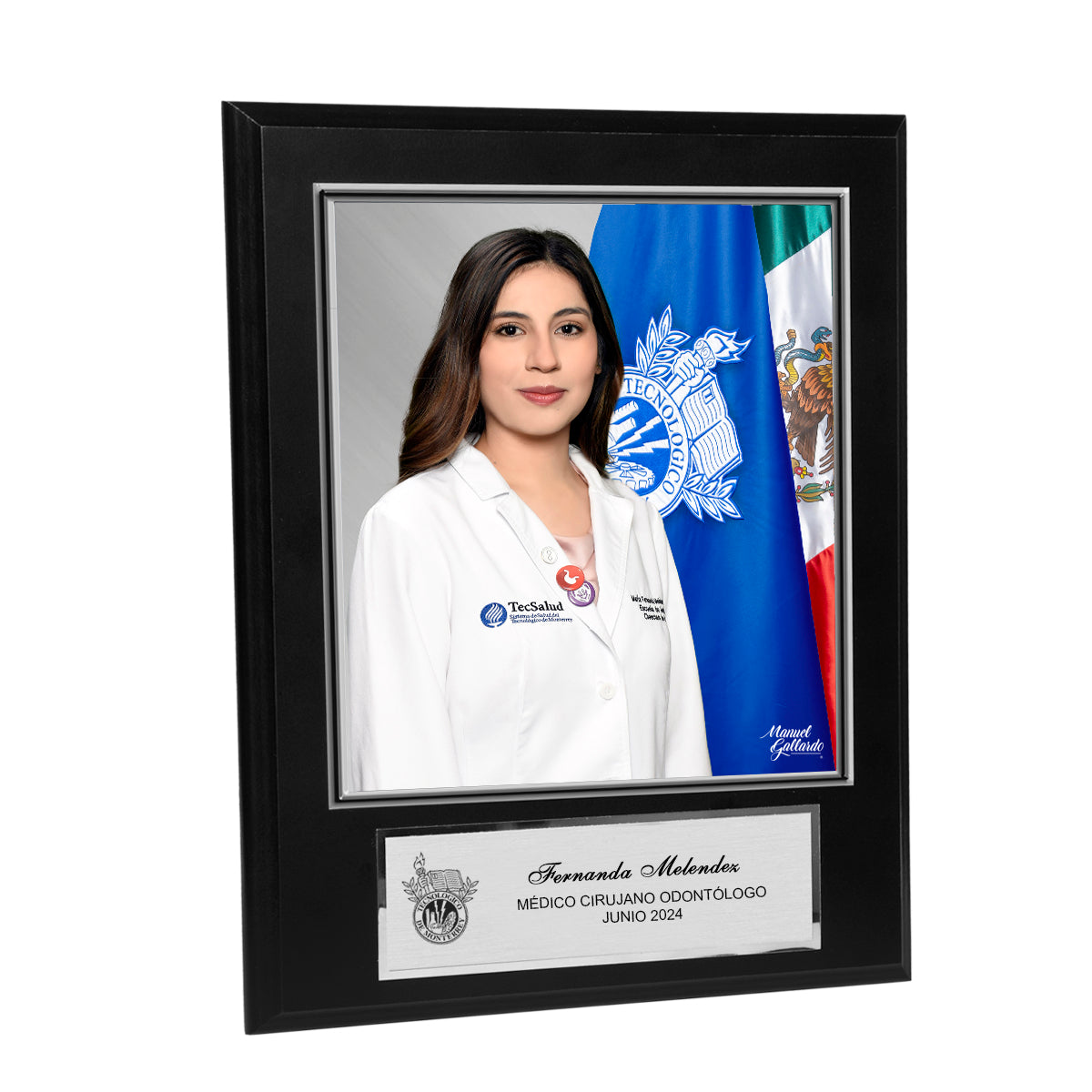 Modelo 41 - Foto 7x8" sobre una base negra con placa plateada personalizada con nombre, carrera y generación