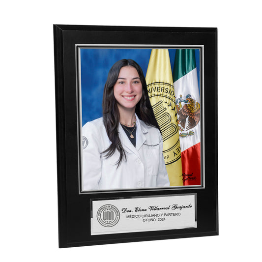 Modelo 41 -  Foto 7x8" sobre una base negra con placa plateada personalizada con nombre, carrera y generación