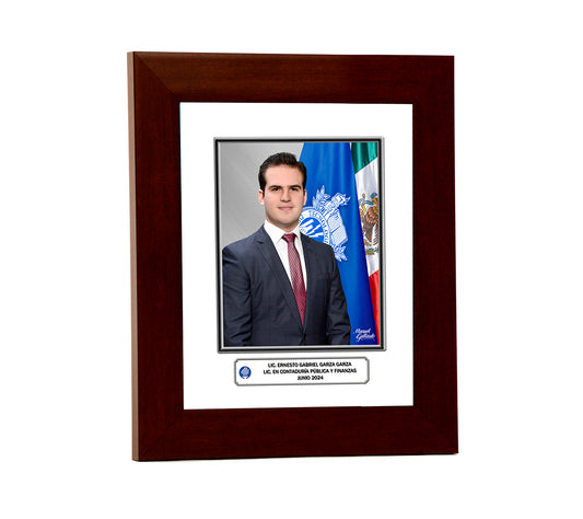 Modelo 42 - Foto 8x10" con marco café personalizada con nombre, carrera y generación