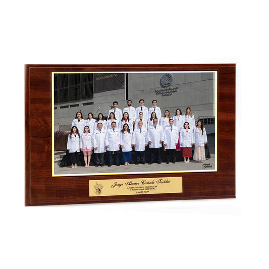 Modelo 19 - Foto 9x17” con placa dorada personalizada y base café