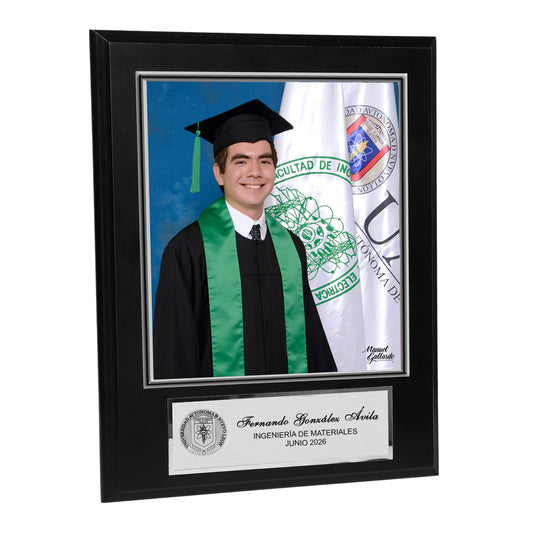 Modelo 41 -  Foto 7x8" sobre una base negra con placa plateada personalizada con nombre, carrera y generación