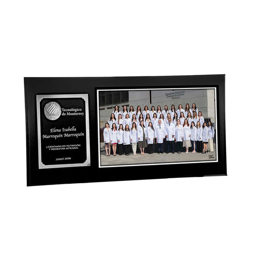 Modelo 35 - Foto 9x15” con placa plateada personalizada, logo realzado y base negra